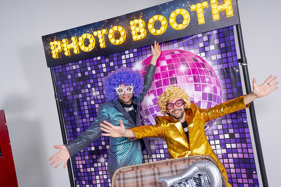 WINKEVENTS_MyPhotobooth-disco setup met entertainers 900x600