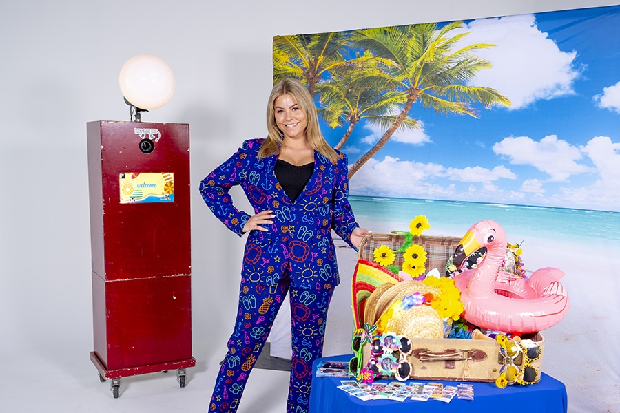 WINKEVENTS_MyPhoitobooth beach setup met entertainer